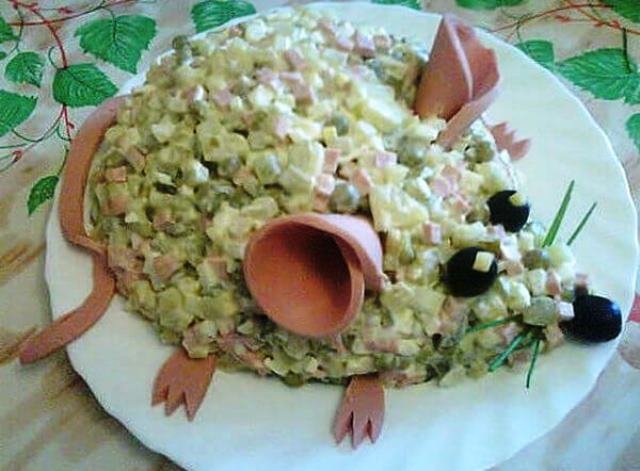 salat kryska na novyjj 2020 god: recepty i foto salatov v vide krysy150 Салат Щурик на Новий рік: рецепти і фото салатів у вигляді пацюка