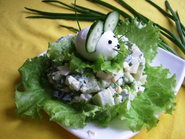 salat kryska na novyjj 2020 god: recepty i foto salatov v vide krysy158 Салат Щурик на Новий рік: рецепти і фото салатів у вигляді пацюка