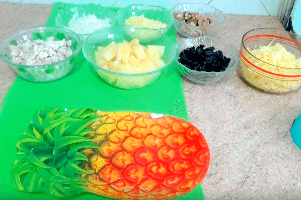 salaty s kuricejj i ananasami – prostye i ochen vkusnye recepty24 Салати з куркою і ананасами – прості та смачні рецепти