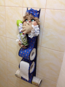 69f65ffff4798a8edcf6e2e9d81ac0bd Тримач для туалетного паперу своїми руками: підлоговий і настінний, з дерева і ляльки