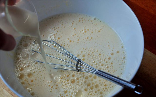 a114c2d6a6a1af082c5db70aa41a7e12 Як приготувати млинці — рецепти млинців на молоці приготованих з різними добавками