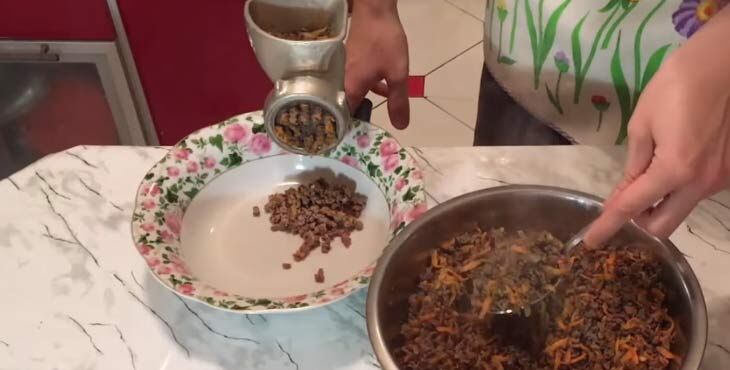 blinchiki s myasom   samye vkusnye recepty nachinki201 Млинці з мясом — найсмачніші рецепти начинки