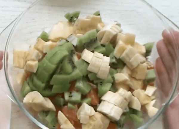 fruktovyjj salat s jjogurtom – ochen vkusnyjj i prostojj recept24 Фруктовий салат з йогуртом – дуже смачний і простий рецепт