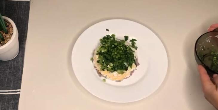 salat iz pecheni treski   8 naivkusnejjshikh receptov162 Салат з печінки тріски — 8 найсмачніше рецептів