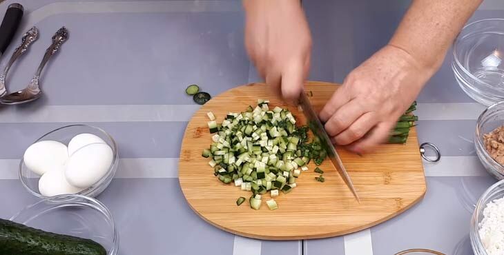 salat iz pecheni treski   8 naivkusnejjshikh receptov173 Салат з печінки тріски — 8 найсмачніше рецептів
