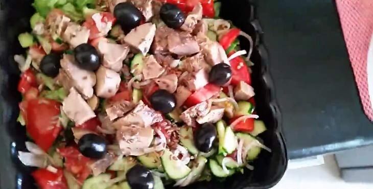 salat iz pecheni treski   8 naivkusnejjshikh receptov197 Салат з печінки тріски — 8 найсмачніше рецептів