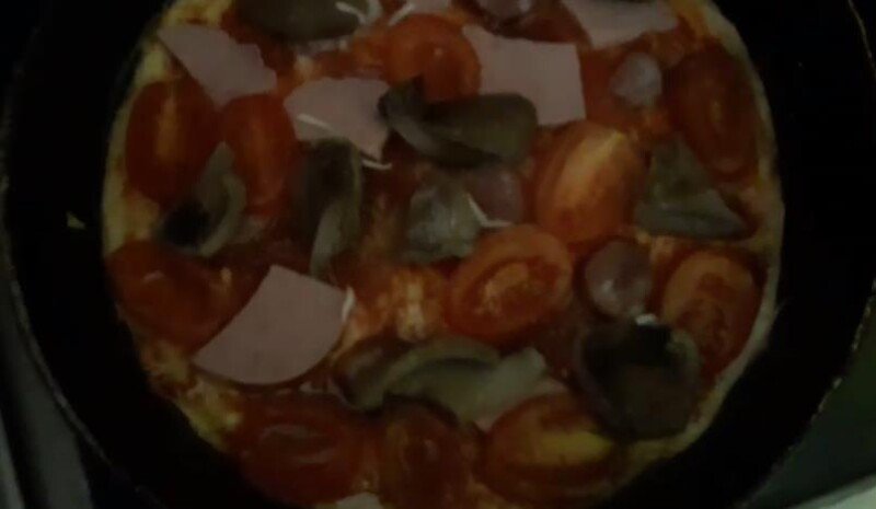 8749140e124461451ec0c69a14ce1220 Піца на сковороді за 10 хвилин — рецепти дуже швидкою і смачної піци