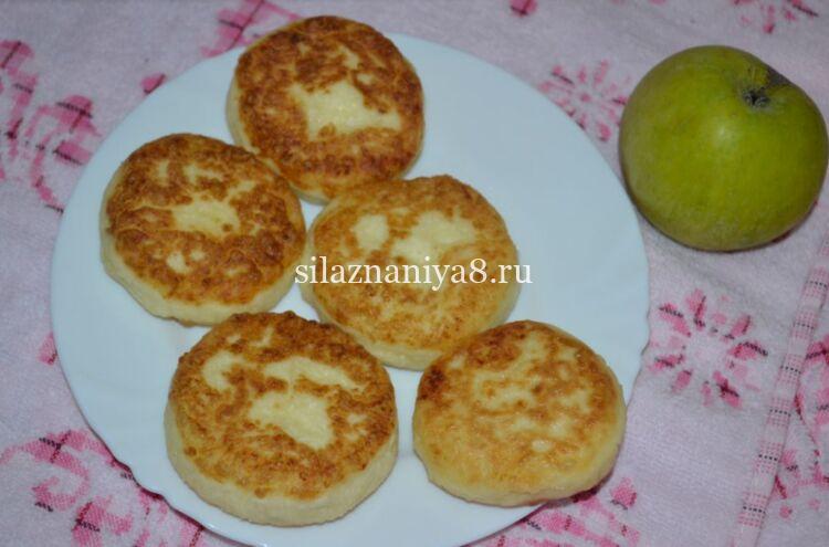 baabb16891521bdef97ce6f7977d910c Сирники з яблуками і манкою на сковороді (смачний рецепт)