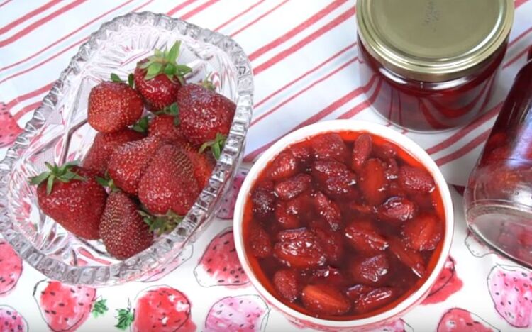 63bae25a754a1abf9412fe4b4a77f9cf Варення з полуниці з цілими ягодами: класичні прості рецепти на зиму