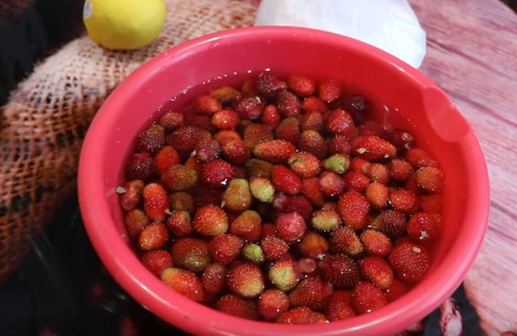 6974ecde8add7be464d0f639637b8754 Варення з полуниці з цілими ягодами: класичні прості рецепти на зиму