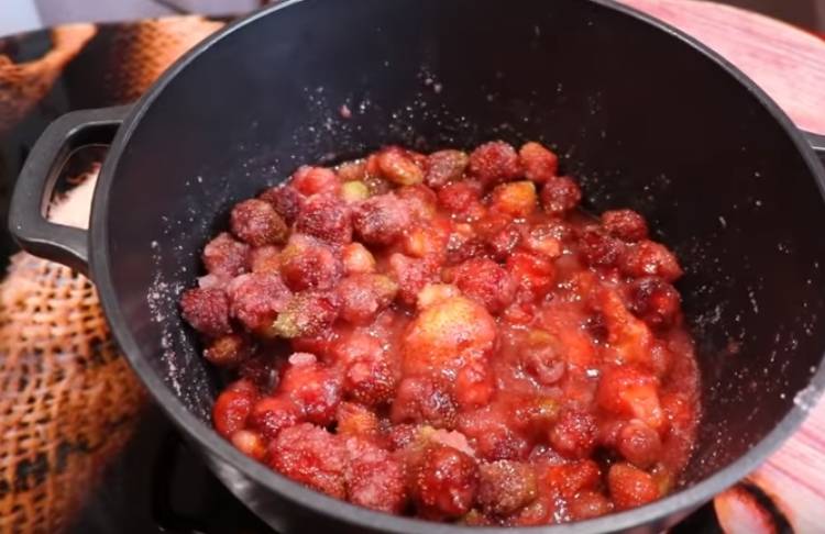 75a0c659e24f22aedf25222388fe3440 Варення з полуниці з цілими ягодами: класичні прості рецепти на зиму