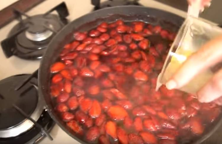 7be287157114e5c38d9d440c25e5d264 Варення з полуниці з цілими ягодами: класичні прості рецепти на зиму