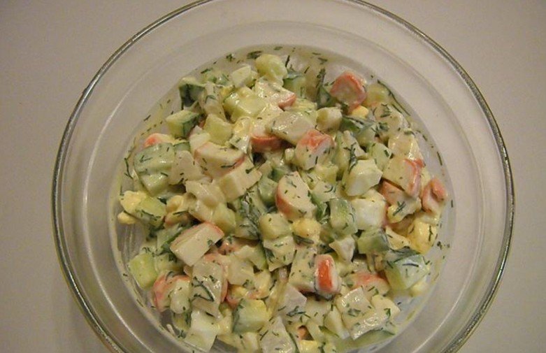 7cacf6218c51426d36677aed435510d0 Як приготувати салат з крабовими паличками і кальмарами