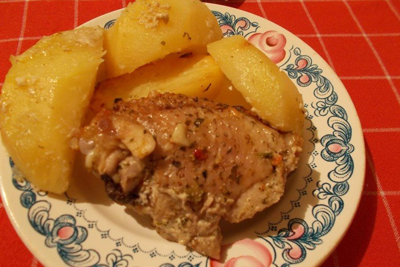 7f98060c057ce2bd8ca3f0463e670287 Курячі гомілки з картоплею в духовці — прості і смачні рецепти