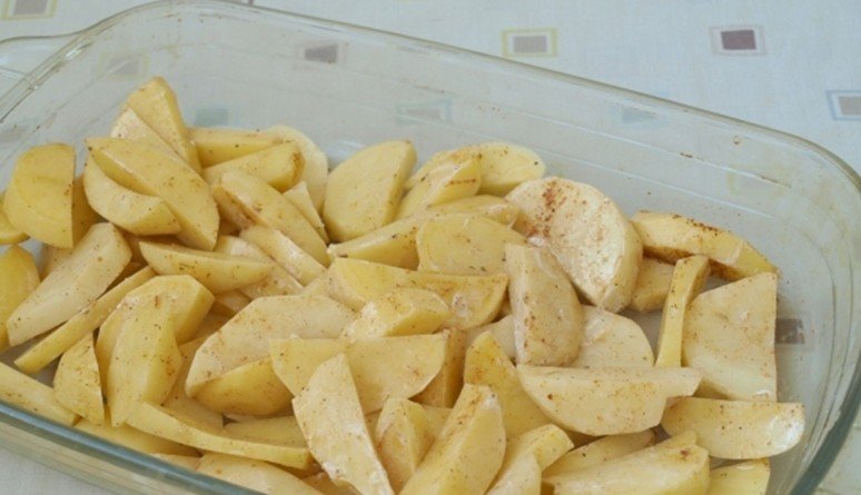 84e46baae0f5bd25040cdcdb61743047 Курячі гомілки з картоплею в духовці — прості і смачні рецепти