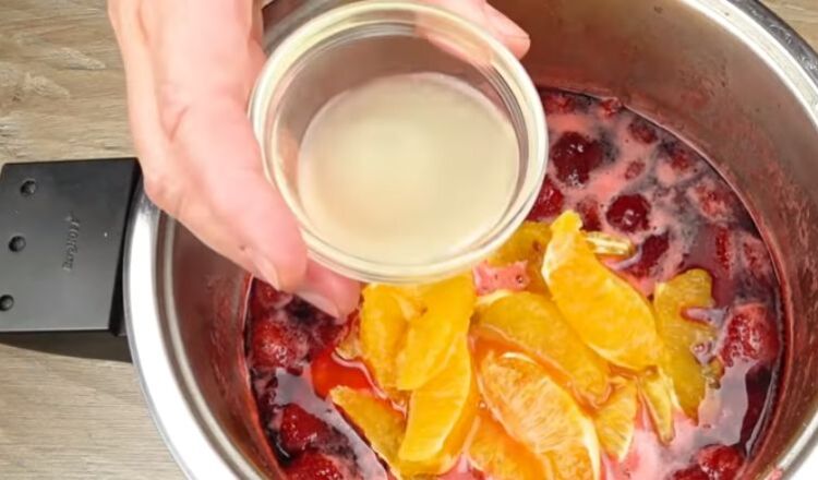 b703df0c6236cc0fd0dd92feb981301a Варення з полуниці з цілими ягодами: класичні прості рецепти на зиму