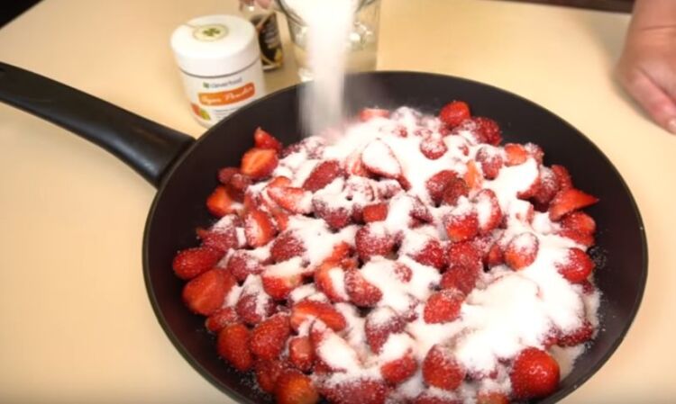 f84e34344be33f05570719a1f7c06f71 Варення з полуниці з цілими ягодами: класичні прості рецепти на зиму