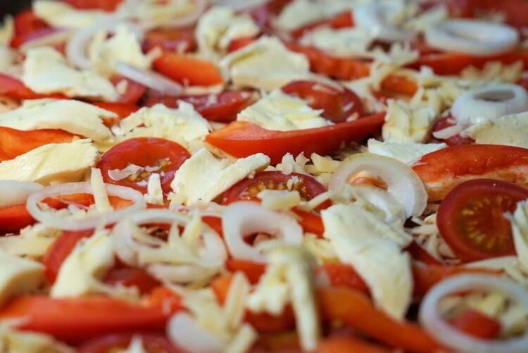 2b7c4ff93078da041662d3c295864c9d Піца з помідорами, ковбасою і сиром (простий і смачний рецепт)