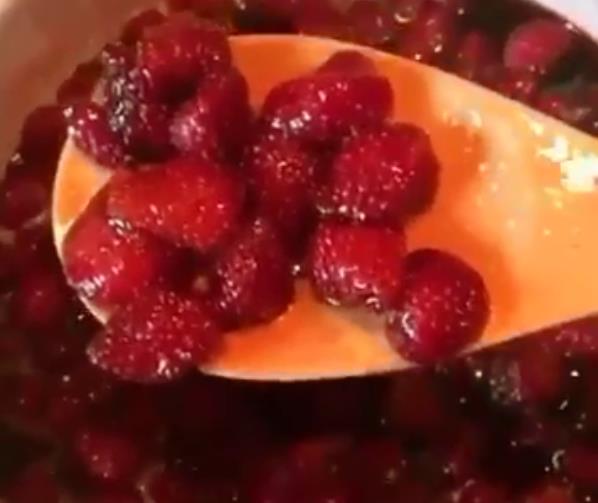 44f0d894bf382f21903ca6123557a36e Варення з полуниць на зиму з цілими ягодами — 10 рецептів густого і прозорого полуничного варення