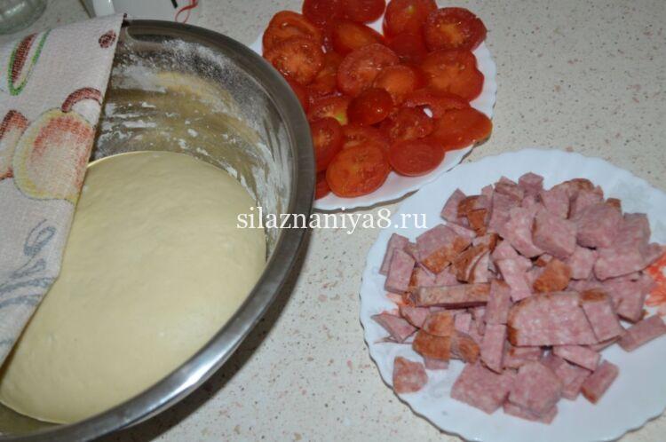 72a6b65d45bce4a3786c5e7069661a96 Піца з помідорами, ковбасою і сиром (простий і смачний рецепт)