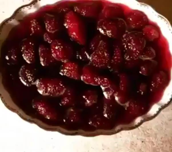 a7a66f54ea8f3861b1316b147c1f14ec Варення з полуниць на зиму з цілими ягодами — 10 рецептів густого і прозорого полуничного варення
