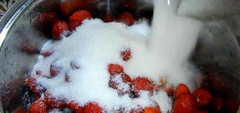 bc2a6e0f78c6b537822e215ad13e1dcf Варення з полуниць на зиму з цілими ягодами — 10 рецептів густого і прозорого полуничного варення