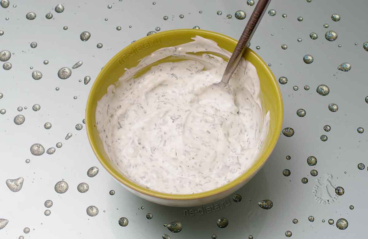 c687b0a229584c95cf20c1c84d309085 Як зробити соус з йогурту з зеленню і часником — рецепт смачного соусу на основі натурального йогурту з покроковими фото
