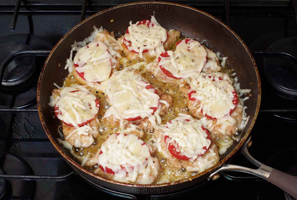 4aff1f916af1882b2563605b2e1bf4bd Як приготувати курку під помідорами і сиром на сковороді — рецепт курячого філе з помідорами і сиром з покроковими фото