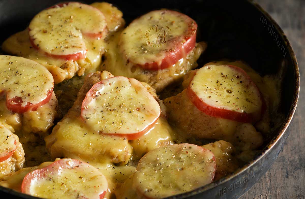 70df7dd081a959b247b925fba2b311c4 Як приготувати курку під помідорами і сиром на сковороді — рецепт курячого філе з помідорами і сиром з покроковими фото