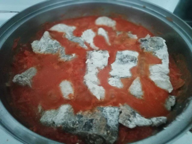803d3ed441084402161564341fb29494 Страви з минтая — філе минтая в томатно сметанному соусі на сковороді