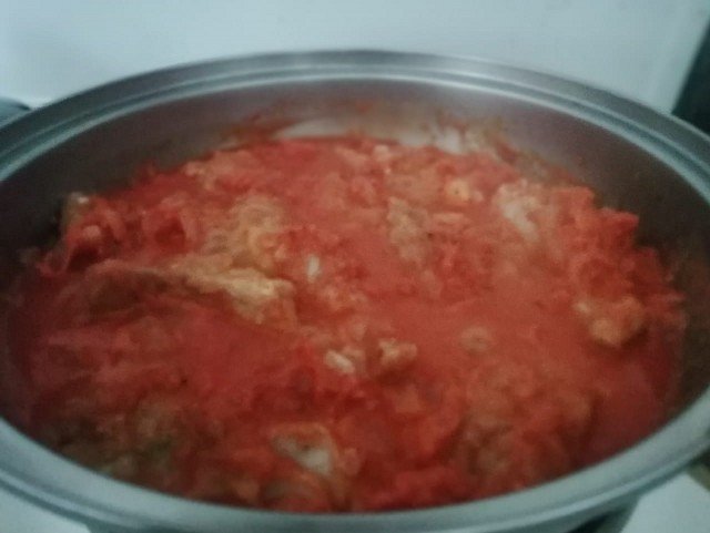 81b0a7770b5b95d1cba16f46333bb46a Страви з минтая — філе минтая в томатно сметанному соусі на сковороді
