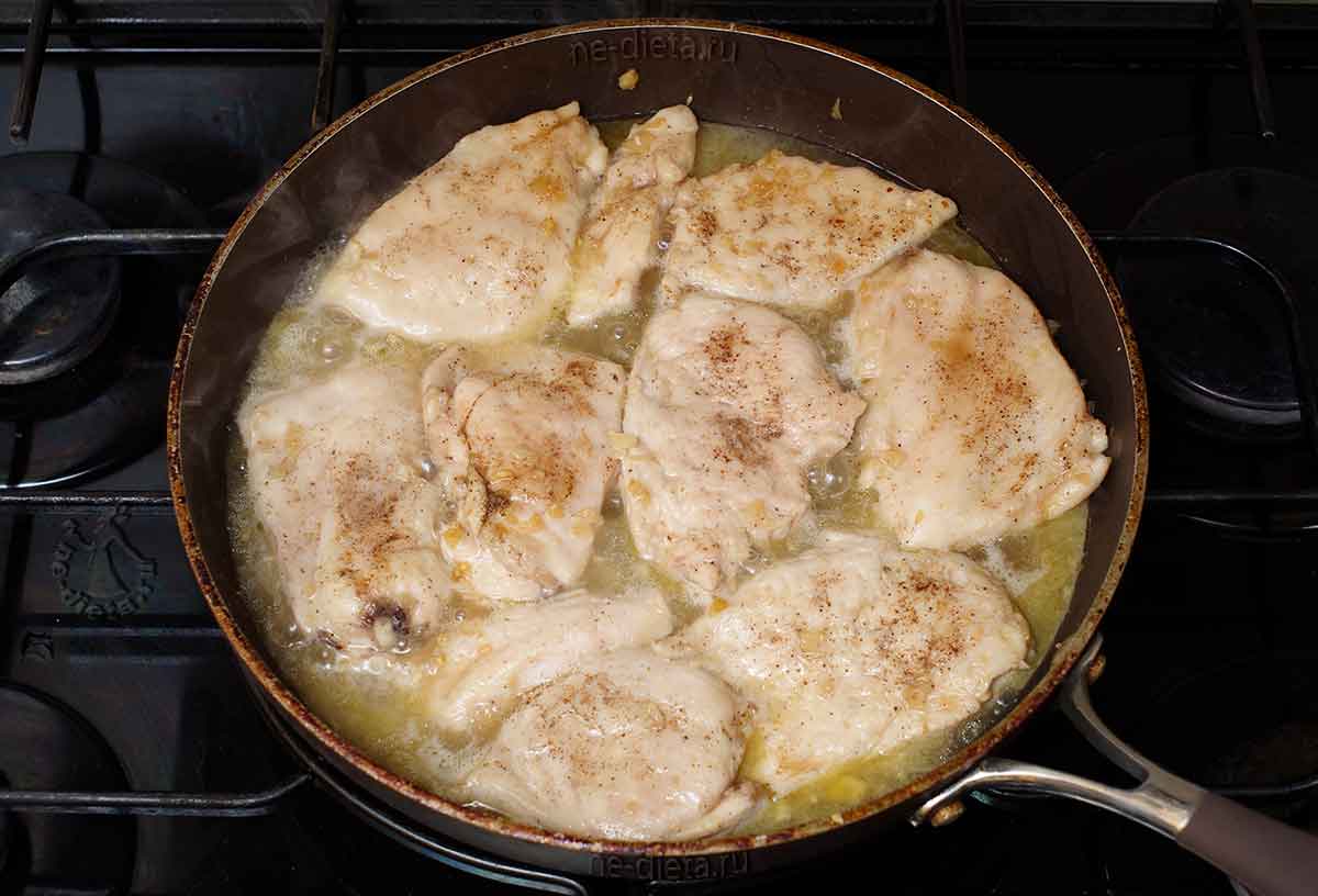 Курица кусочками с луком на сковороде. Тушёная курица на сковороде. Тушёная куриная грудка на сковороде. Курица в бульоне на сковороде. Куриная грудка с картошкой на сковороде.