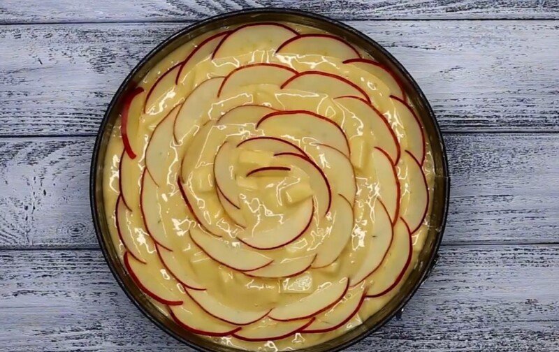 a10c61ce38419fd95f12559d305c08a7 Яблучний пиріг в духовці — 14 самих смачних і простих рецептів пирога з яблуками