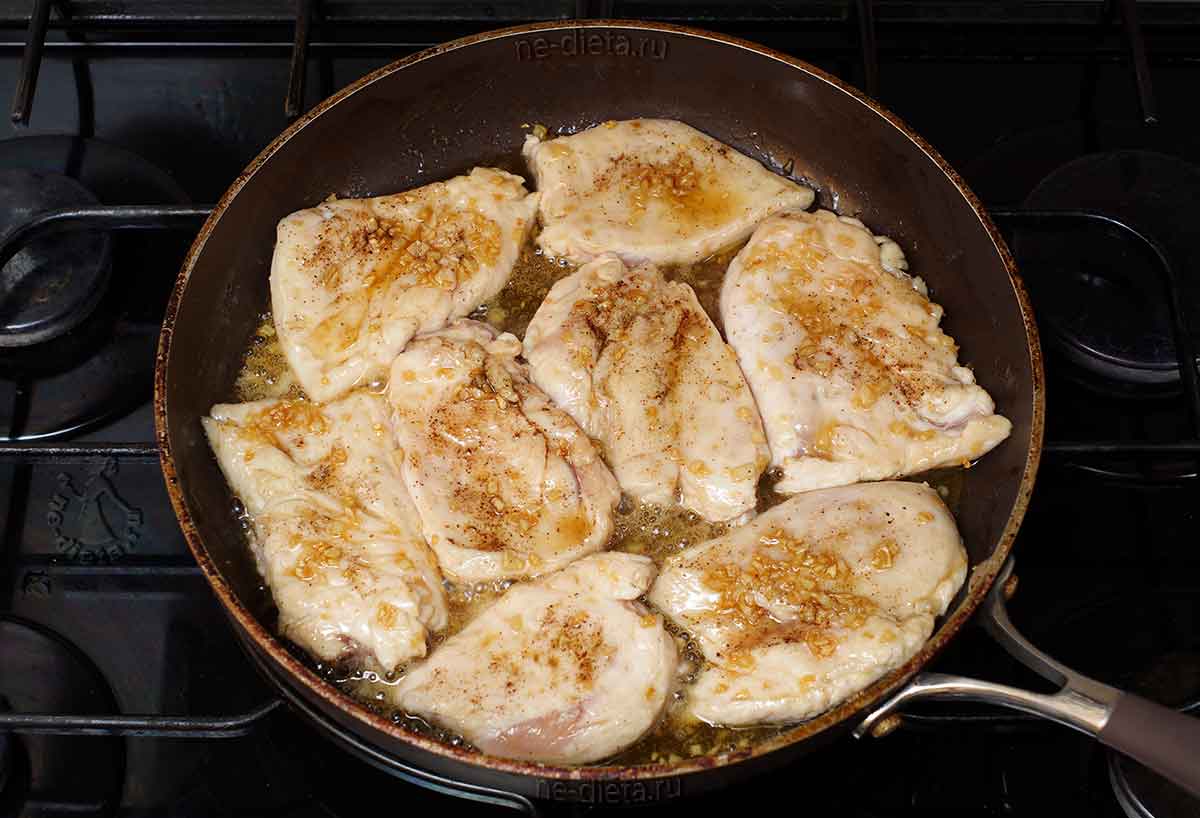 Рецепт кур грудки на сковороде. Куриное филе на сковороде. Филе куриной грудки на сковороде. Куриное филе с сыром на сковороде. Куриное филе натсковородке.