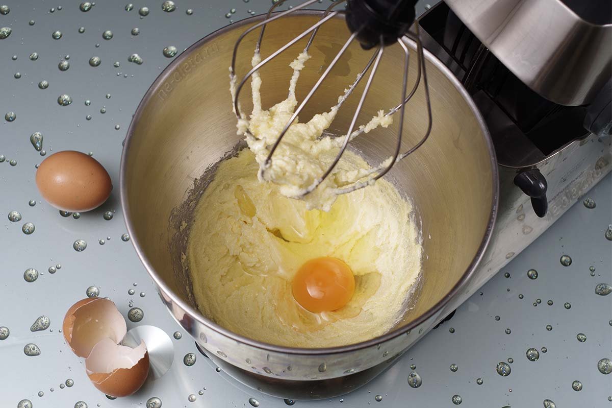 Приготовить тесто яиц муки