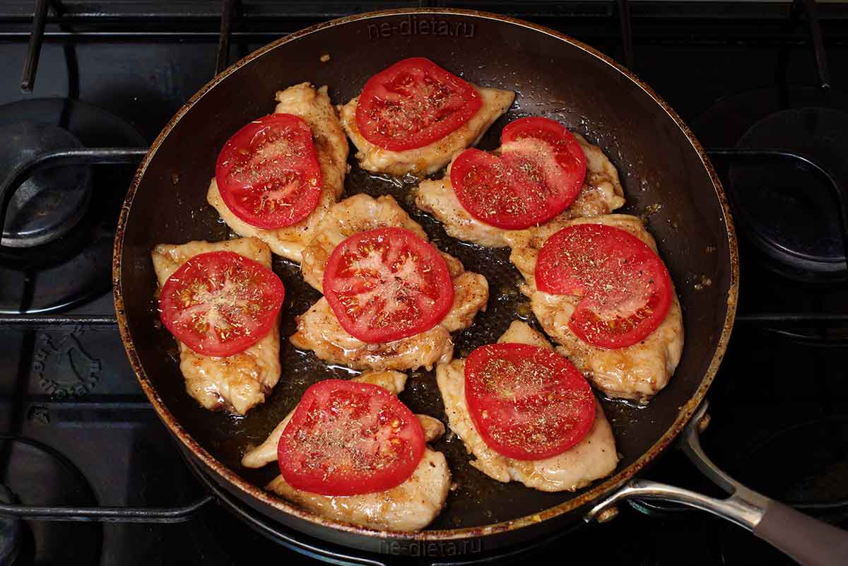 fe97333f70cda80926c9483e8b2f4e09 Як приготувати курку під помідорами і сиром на сковороді — рецепт курячого філе з помідорами і сиром з покроковими фото