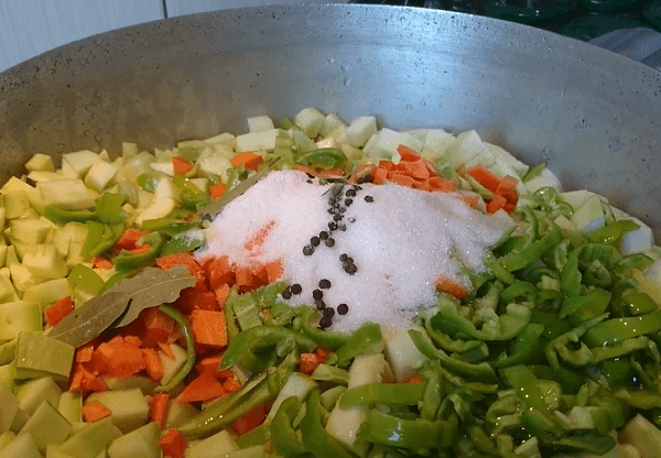 salaty iz kabachkov na zimu – samye vkusnye recepty67 Салати з кабачків на зиму – найсмачніші рецепти