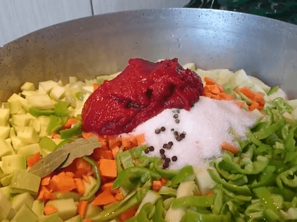 salaty iz kabachkov na zimu – samye vkusnye recepty68 Салати з кабачків на зиму – найсмачніші рецепти