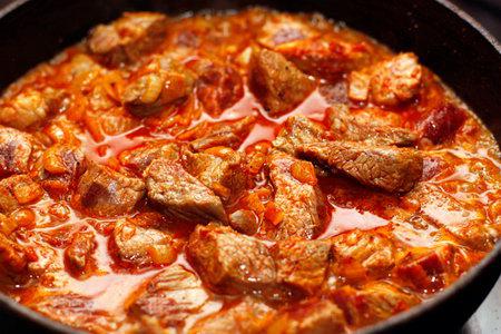 podliva iz svininy s tomatnoj pastoj poshagovyj recept d245d12 Підлива з свинини з томатною пастою: покроковий рецепт