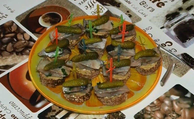  Бутерброди з оселедцем  16 простих і смачних рецептів на святковий стіл